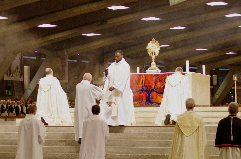 AOBR 2015 08 12 AU 16 LOURDES 5 PROCESSION DANS LA BASILIQUE SOUTERRAINE (19).jpg
